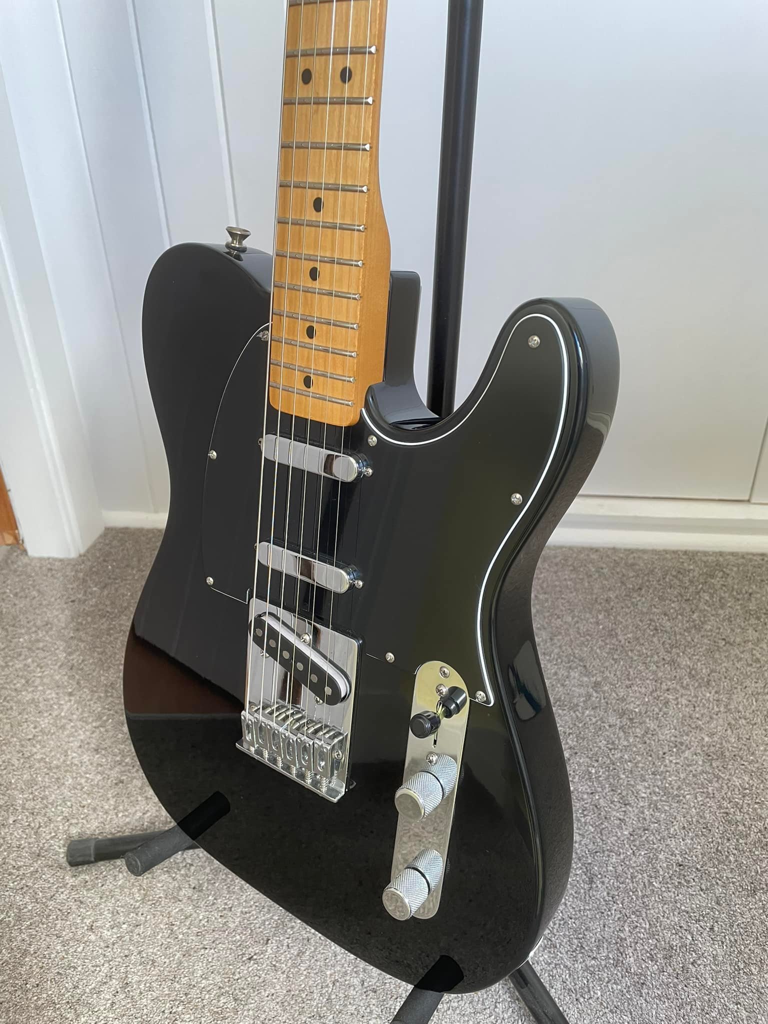 What is a Blackout Deluxe Tele guitar and what is it used for?