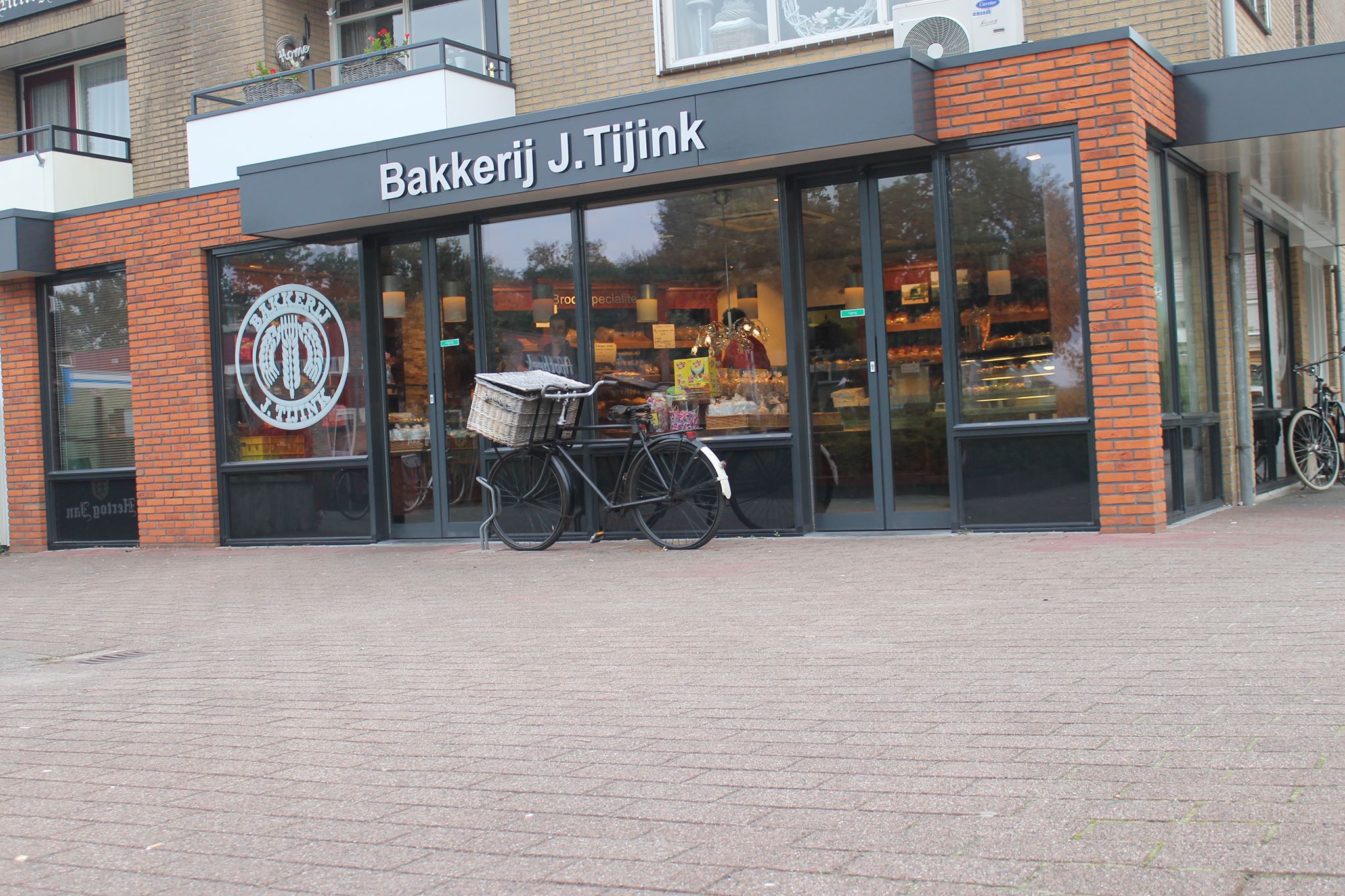 Zwembad - 𝗟𝗲𝗸𝗸𝗲𝗿 𝘇𝘄𝗲𝗺𝗺𝗲𝗻 𝗶𝗻 𝗵𝗲𝘁 𝗯𝘂𝗶𝘁𝗲𝗻𝗯𝗮𝗱🏊 Lekker genieten in deze ...