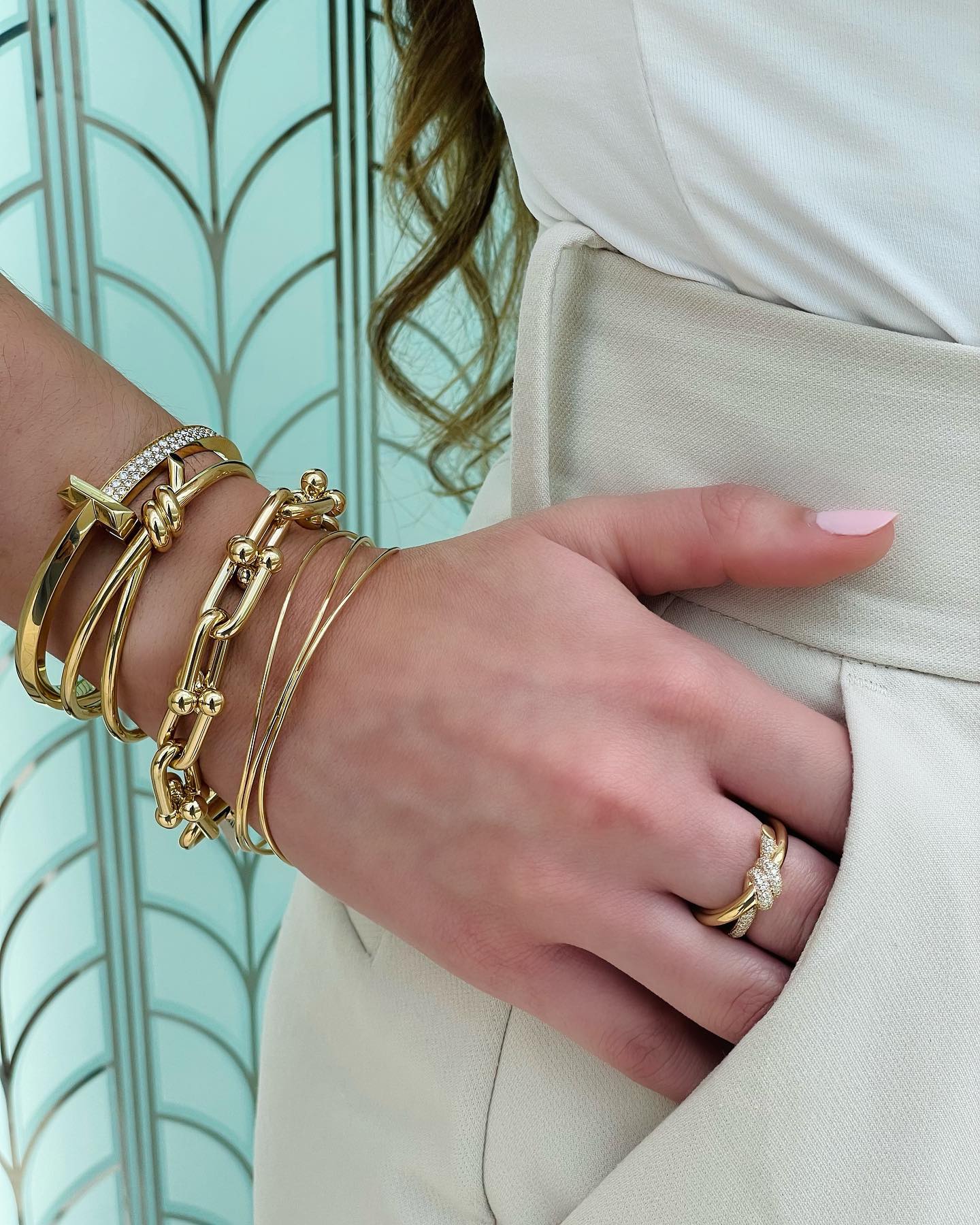 The multi-dimensional Tiffany knot designs are much like New York 