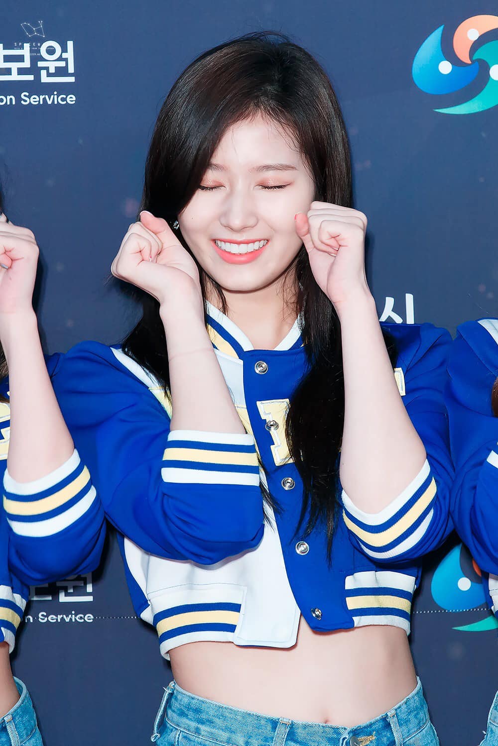 Chingureul mannaneura shy shy shy! 🖤 #TWICE #SANA