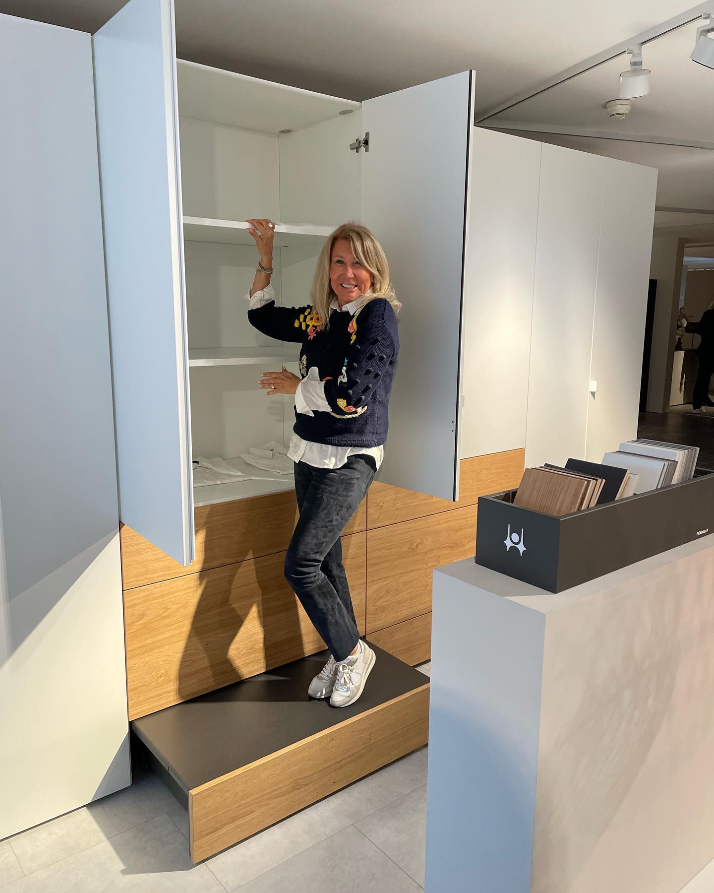 Der neueste Hit von Hülsta: Kleiderschrank mit ausziehbarem Tritt… So kommen auch die Kleinen an das oberste Fach 💃🙏 #hülsta #multiforma # kleiderschrank #tritt #cupboards #dressingroom #designer #möbeldesigner #stadtlohn #hausmessehülsta