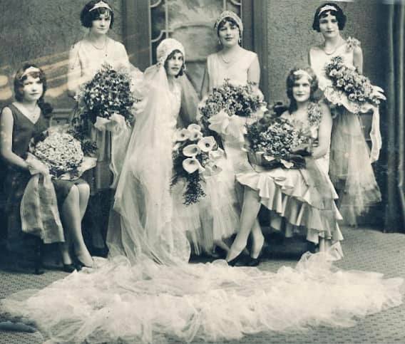 Bridesmaid dresses in the 1920s were actually so chic 😍