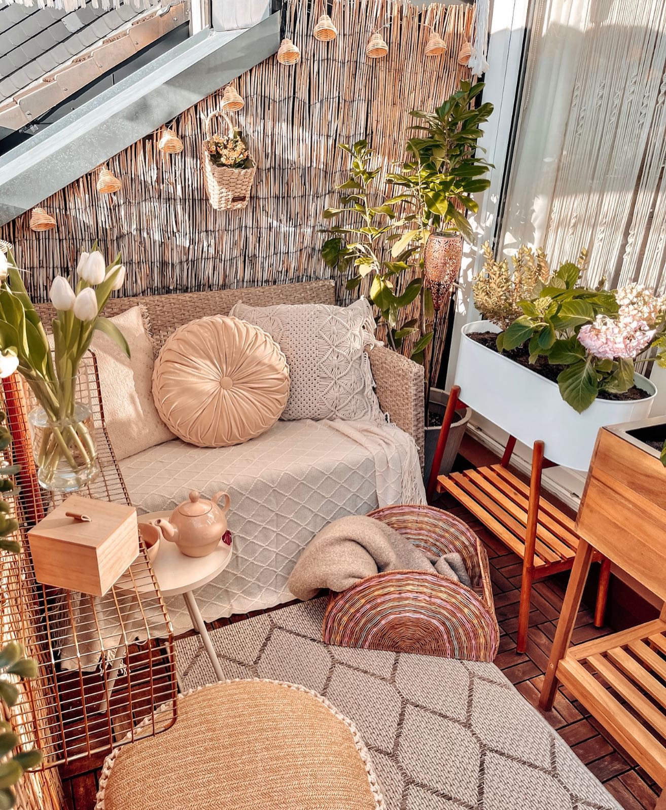 Boho-Balkonien 🤍 @interiorsari hat ihren Balkon wieder ready für den Frühling gemacht und das Ergebnis kann sich defintiv sehen lassen. Wir lieben das Urlaubsfeeling, das die Deko im Boho-Stil bei uns