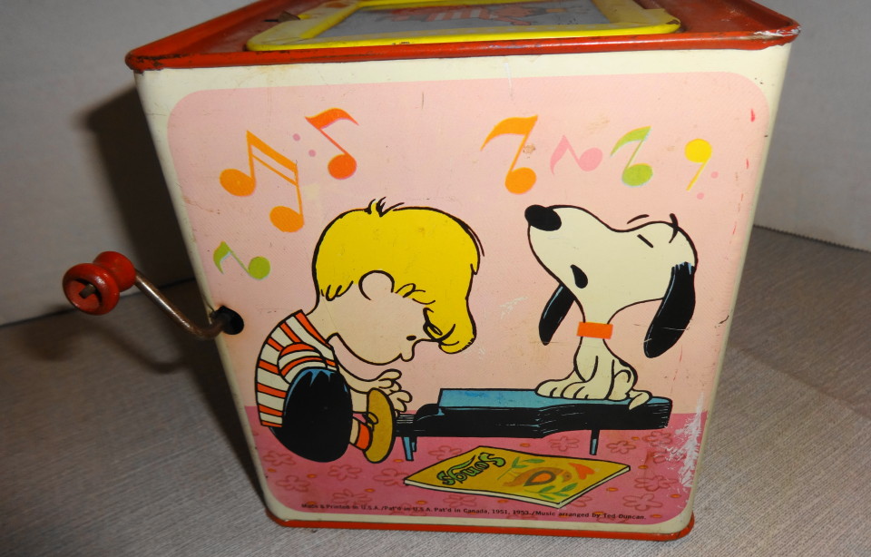 1966 SNOOPY Tin Music Box by Mattel. Music works great, and Plays