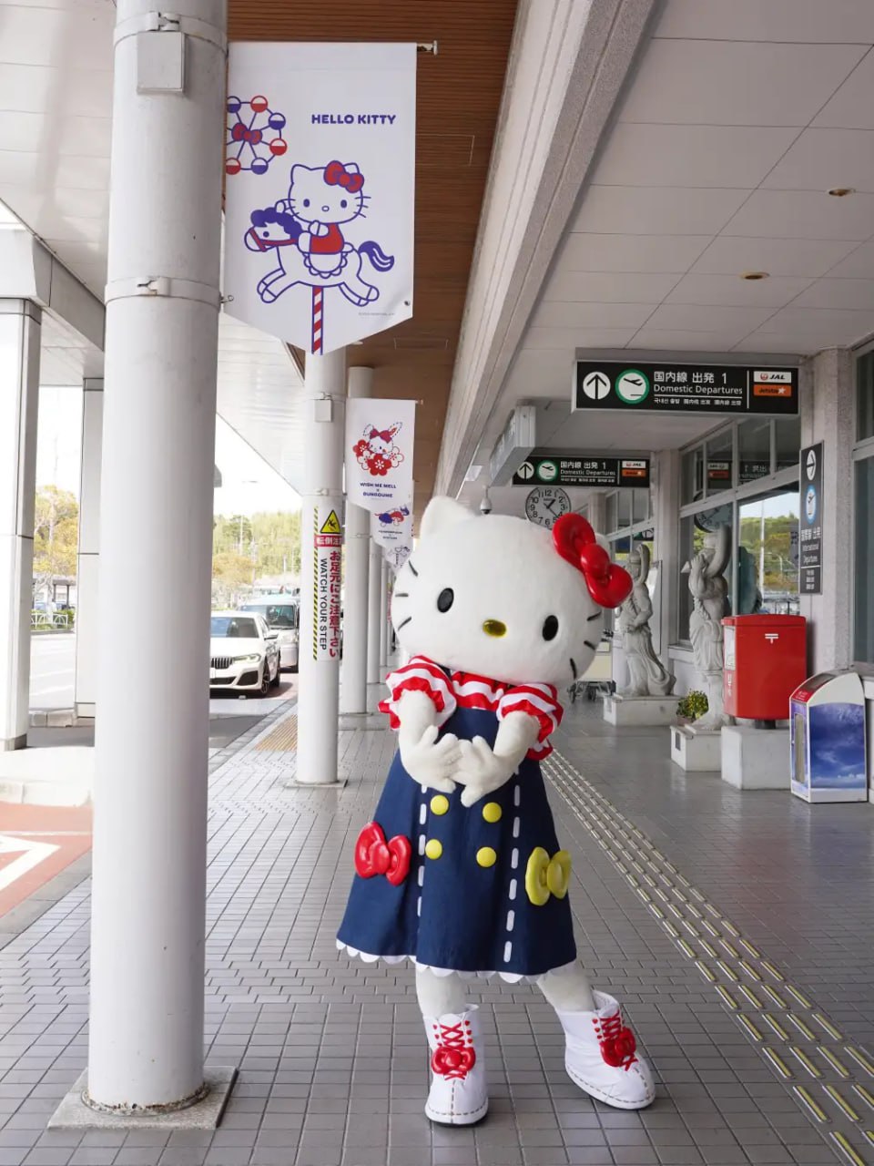 Hello Kitty figures, presented as algae, are displayed inside the