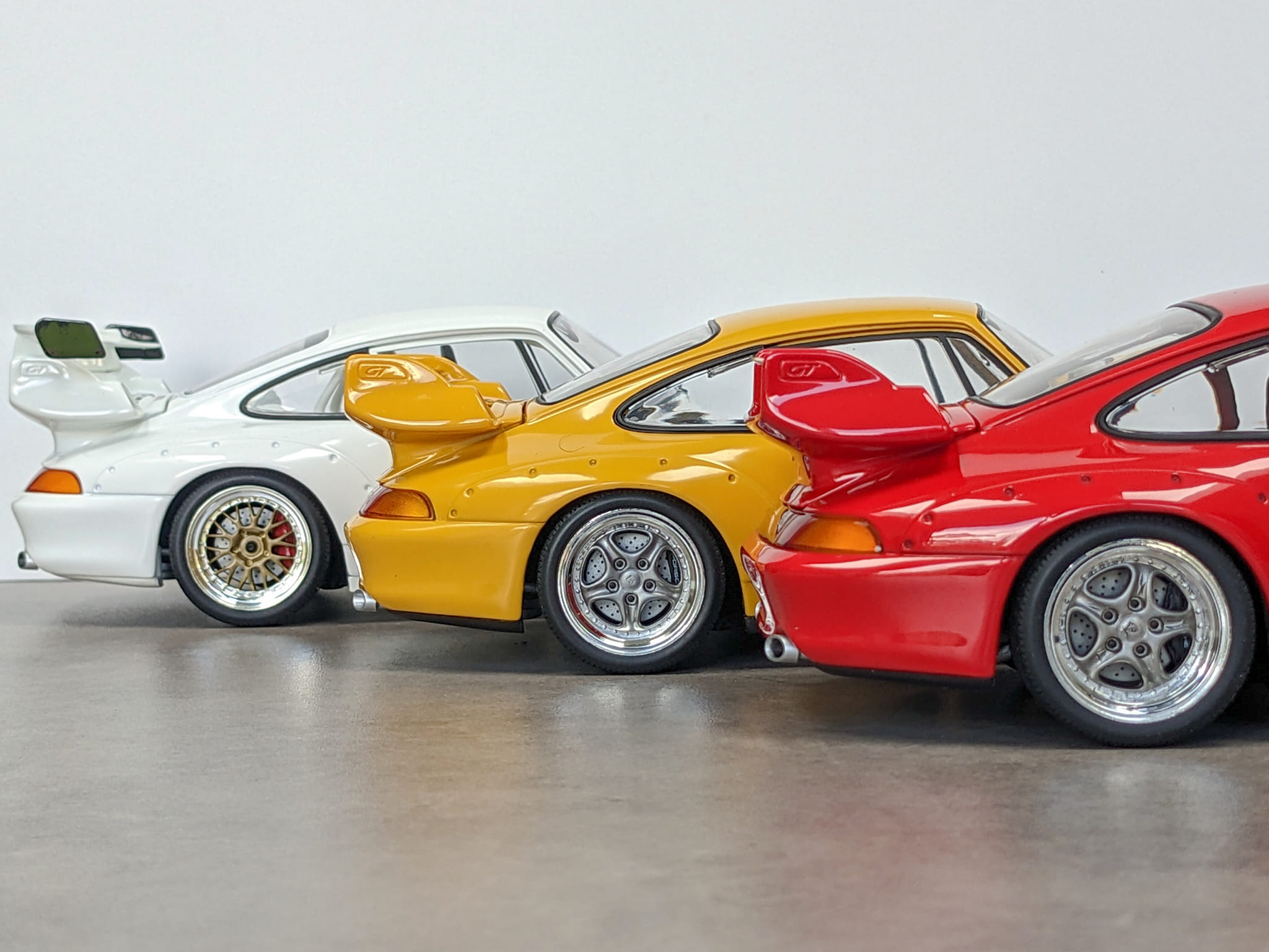 What information is available about the UT Models 1/18 scale 1998