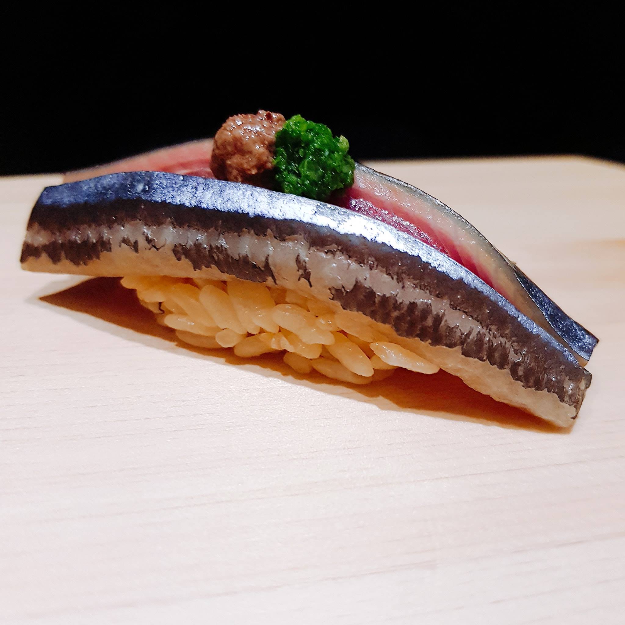 鮨 岡心 - 【大人的苦】 趁著店休，來說說關於秋刀的甘苦味吧！ 喜歡秋刀魚內臟獨特的苦味嗎？... | Facebook