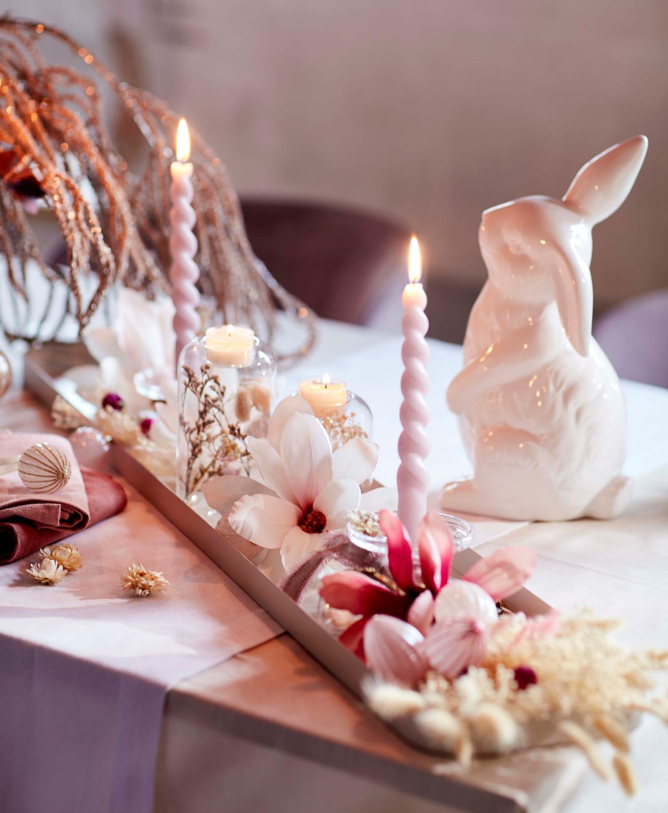 Dekotablett-Goals 😍 Ein liebevoll dekoriertes Tablett ist ein Hingucker auf jedem Tisch. Rosafarbene Kerzen, Magnolienblüten, Samtgras und kleine Deko-Eier zaubern den ultimativen Osterlook. Ist diese