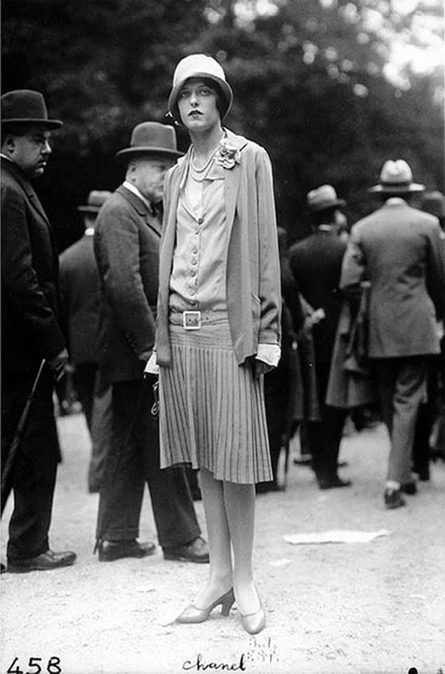coco chanel jersey dress 1920 wearing a suit in Biarritz, 1928 coco chanel 1920s fashion designs