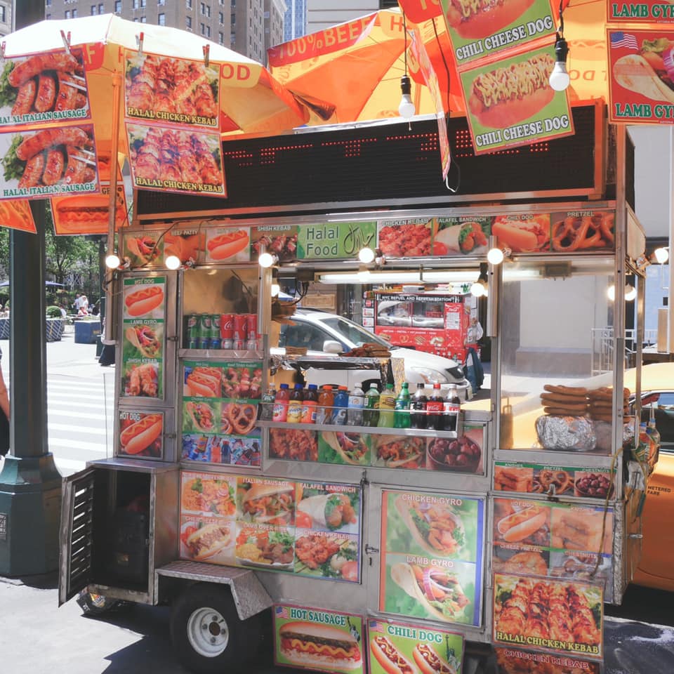 New York Vendorz ニューヨークでは キッチンカーのことを Food Truck または Street Vendor と呼び 街中いたるところに出店されています オフィスや公園で べられるテイクアウト型ランチは 忙しいニューヨーカーの 活や街並みに溶け込んでいます 級