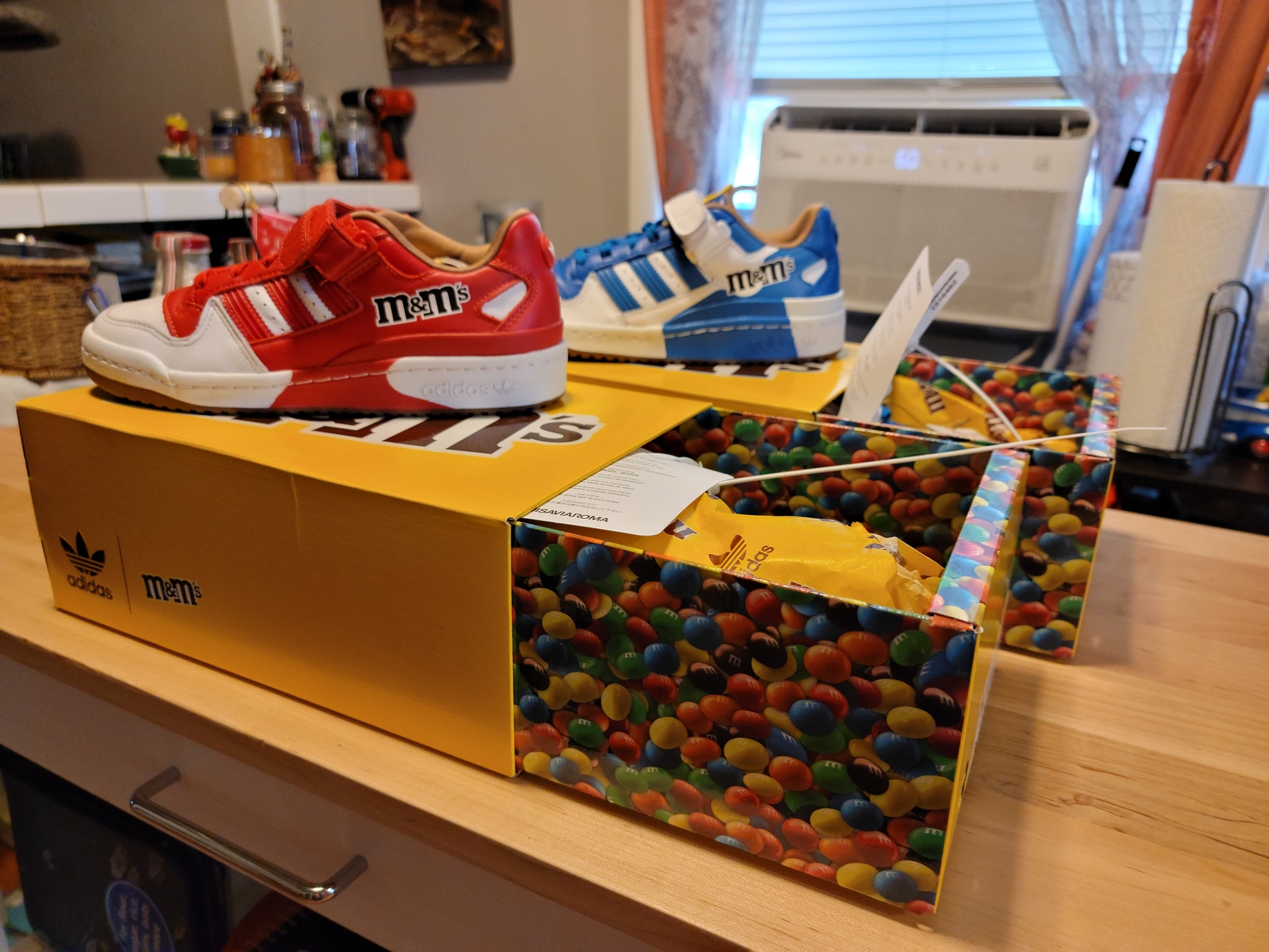テレサ Happiness is a full M&M dispenser τη မမ ена 000 នបស