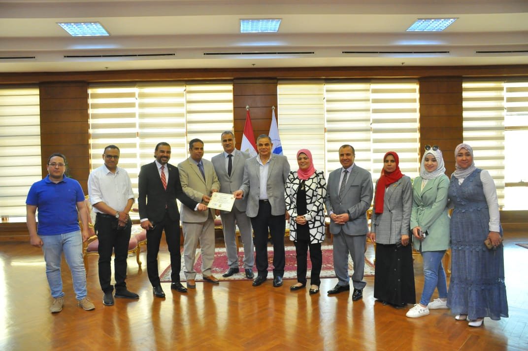 جامعة كفرالشيخ - رئيس الجامعة يسلم شهادة اعتماد قسم علم... | Facebook