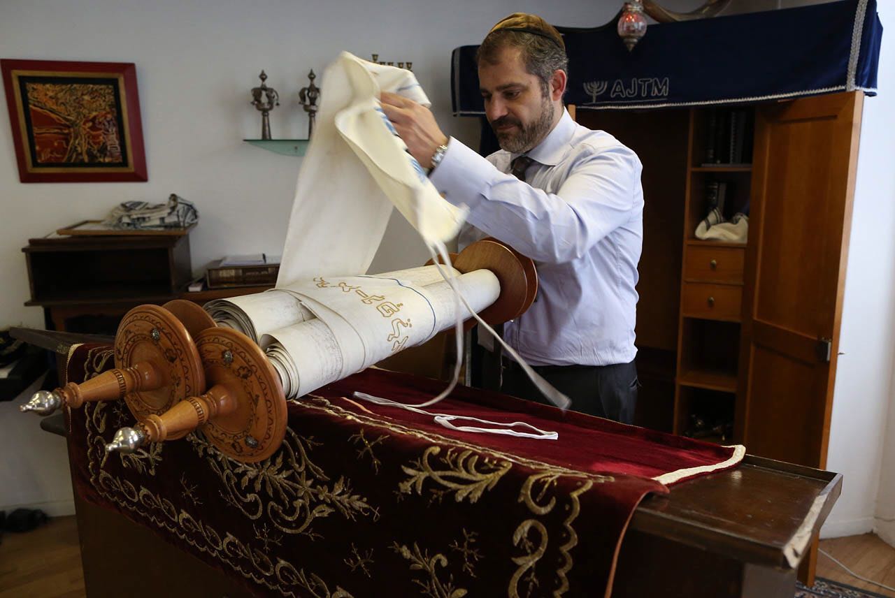 GODONG - Rabbi Gabriel Farhi unveiling Torah scrolls #synagogue # ...