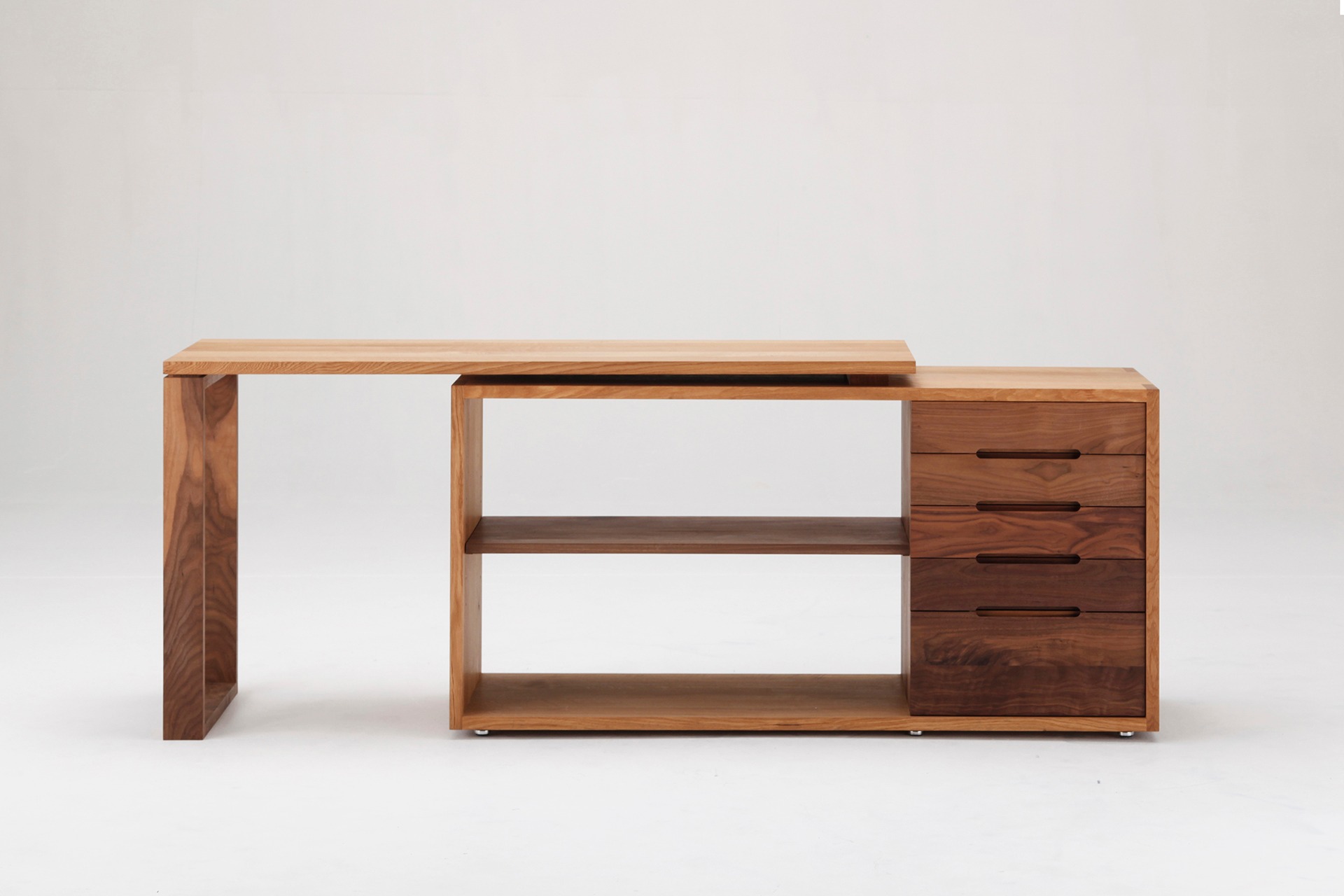 kitokiのmuku seriesのDK06.desk cabinetは、1本1本厳選された無垢材を