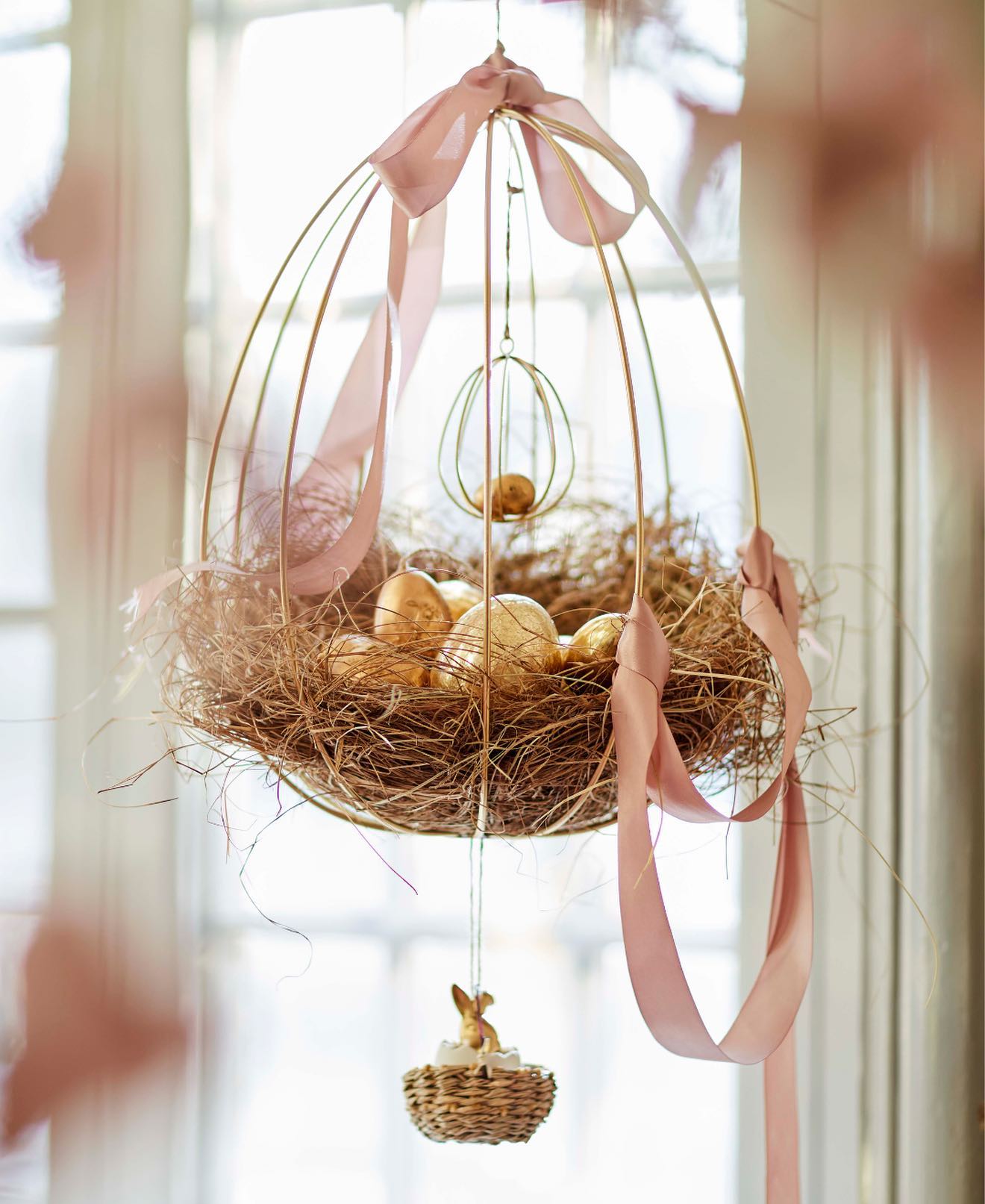 Ei, ei, ei, was hängt denn da?🥚💗 Dieses süße Osternest mit rosa- und goldfarbenen Details gibt Deiner Osterdeko ein romantisches Flair. Gefällt Dir der Look?😊 . . . #depot_online #depotonline #depotde