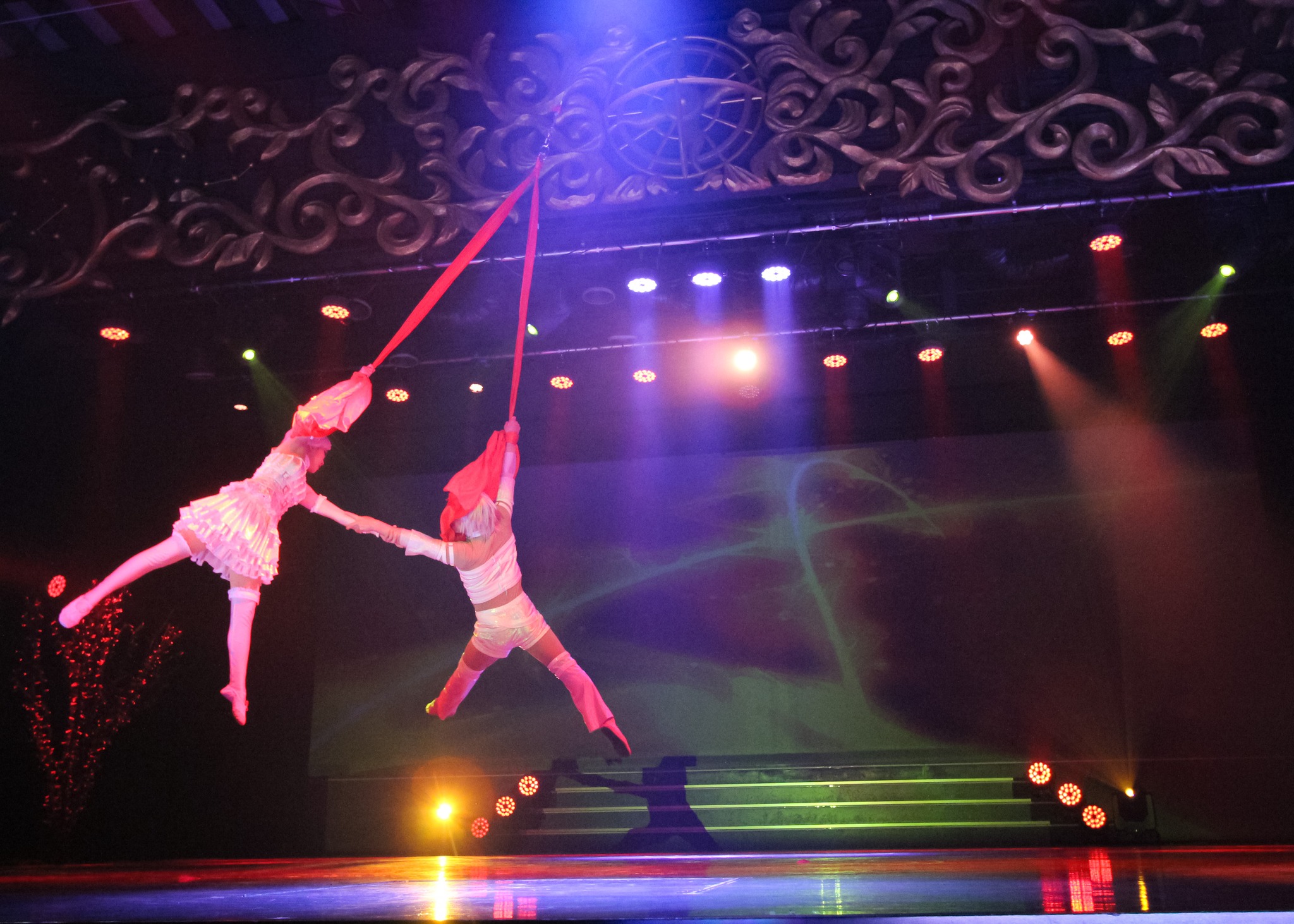 ラグナシアで上演中にミステリアスサーカス「ルノアレーヴ」のこの夏の 