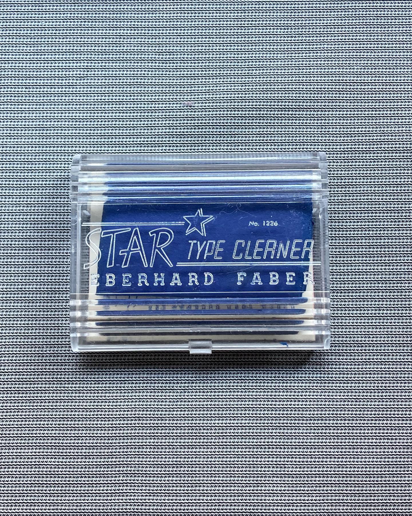 タイプライターの印字部分のクリーナー。 . 粘土くらいの柔らかさで 
