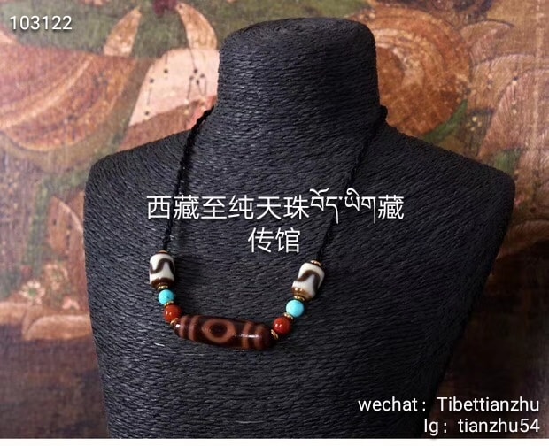 红玉髓三眼天珠喜欢红色玛瑙的朋友可考虑这颗，色泽红润三眼天珠：藏族