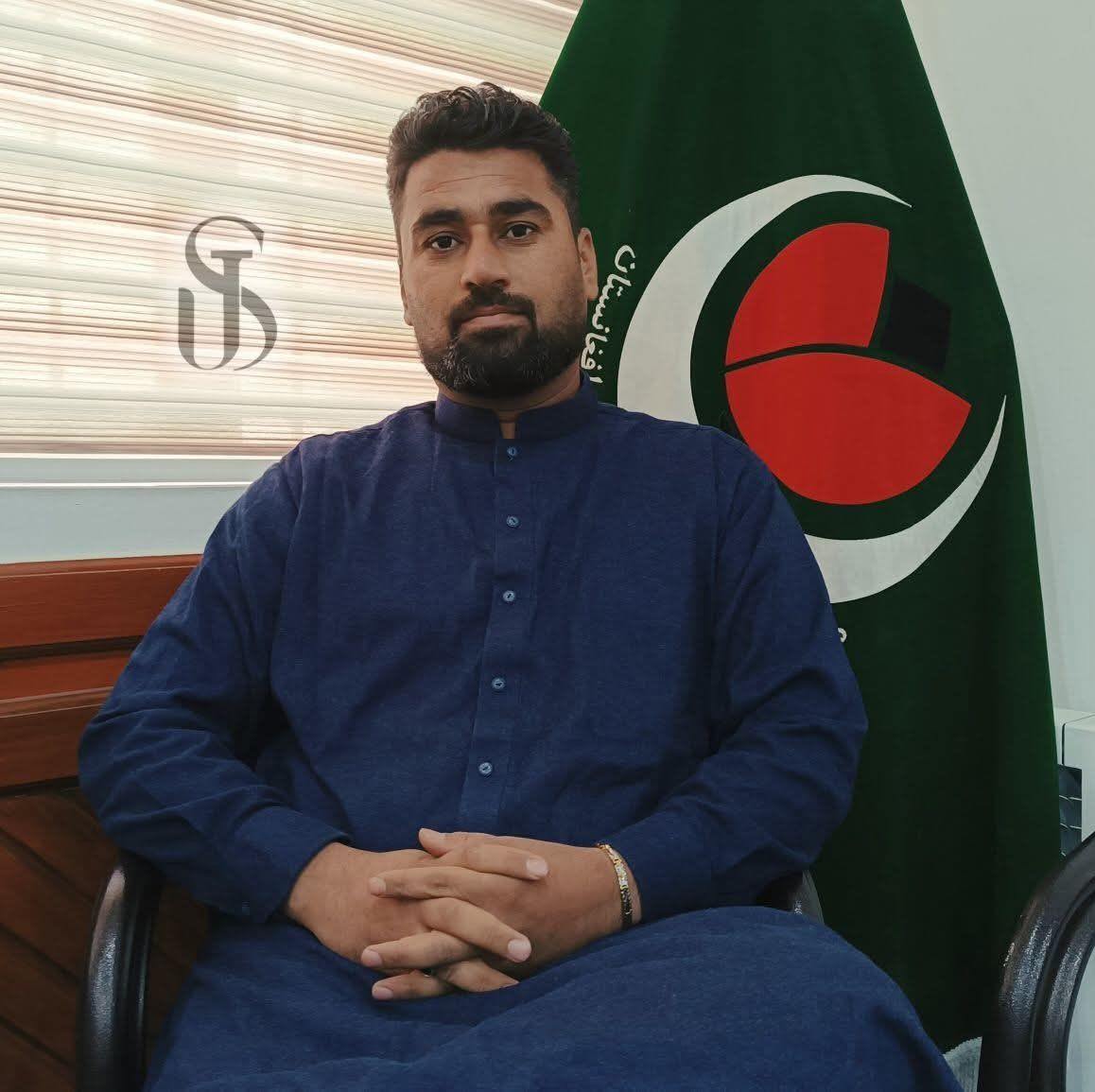 عمرم گهی به غم، گهی به درد گذشت تاریخ زنده‌گیم همه با درد گذشت این زنده ...
