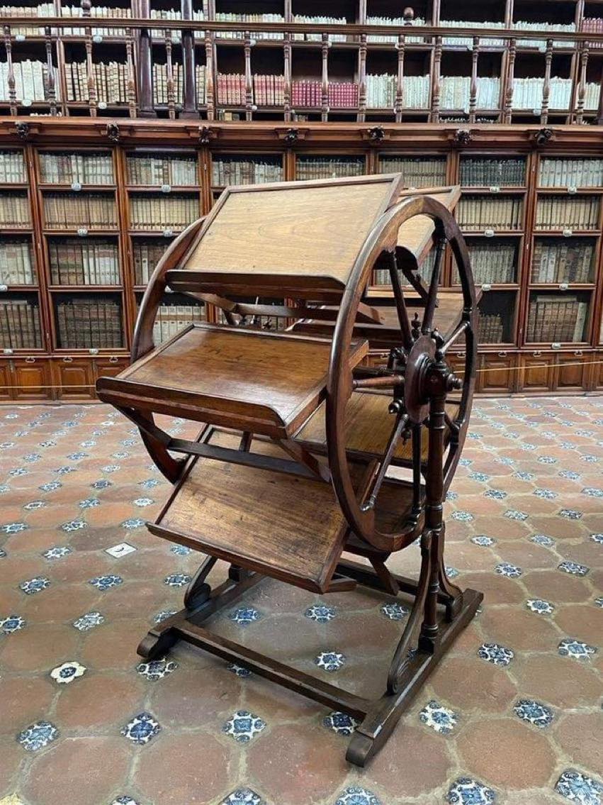 18th century device that allowed researchers to work/read up to 8