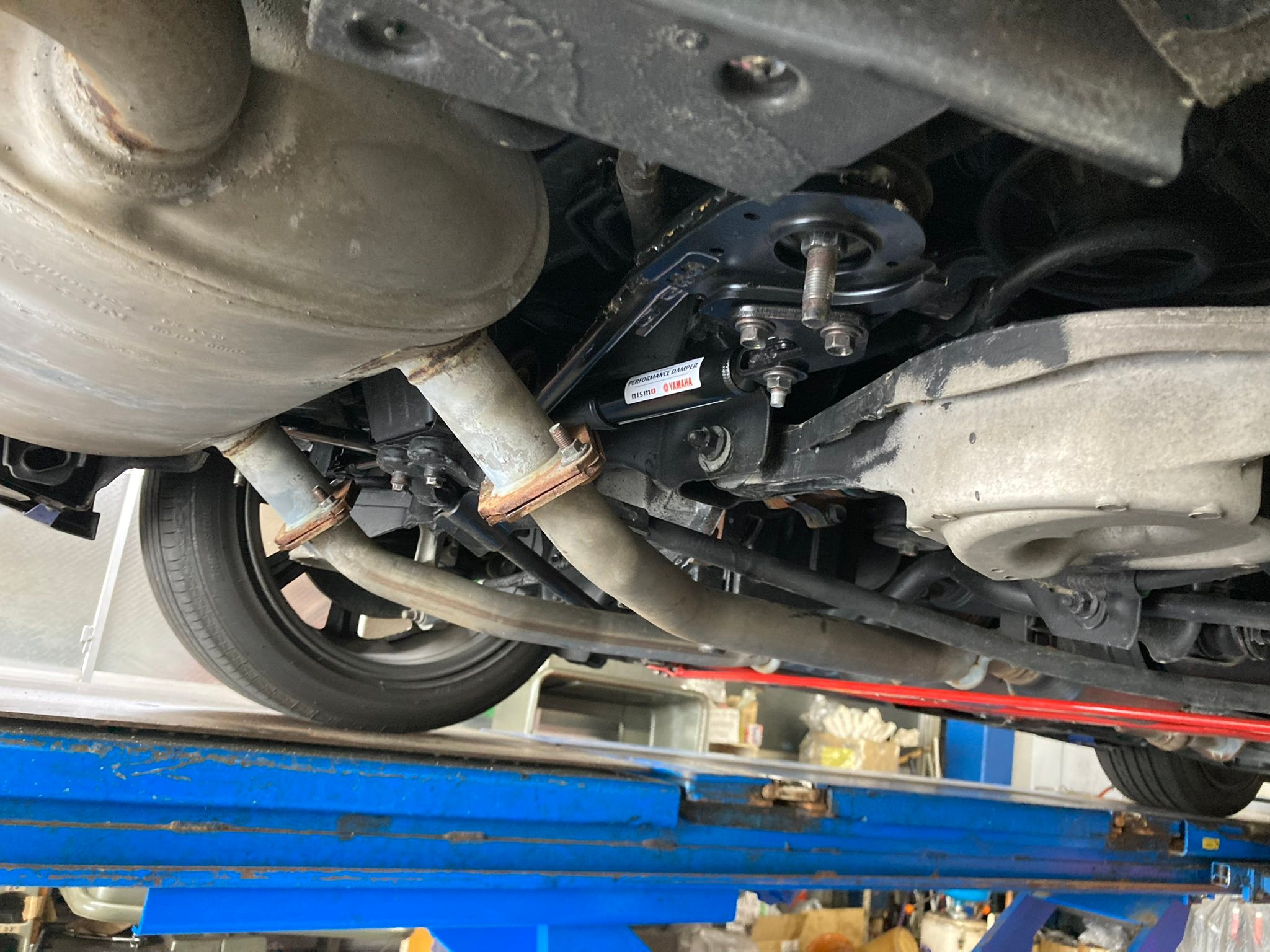リア側だけですが、Z34ニスモのボディーダンパー装着しました。何も 