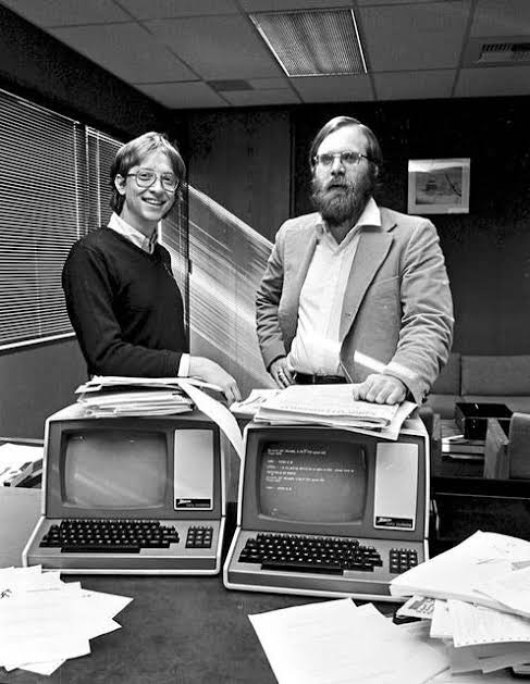 Explore - 📌Bill Gates และ Paul Allen ที่ Microsoft ในปี พ.ศ. 2522 ในปี ...