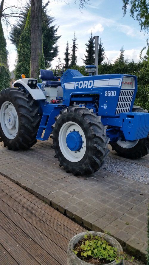 Ford 8600 tractor features and specifications