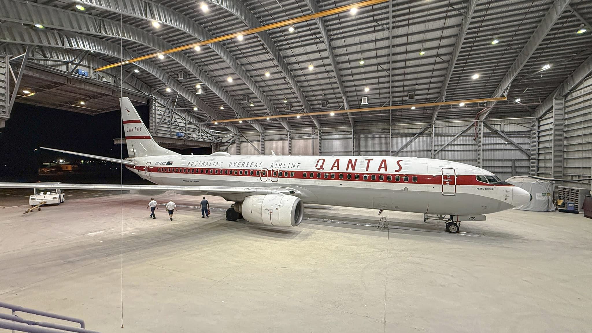 The Qantas retro livery 737,... - Airports and Plane Spotting | Facebook