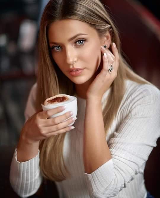 ثرثرة أحرف دافئه أحسد البن ام فنجان قهوتها ان بات في يدها تكسوه بالقبل محمد الدمشقي Facebook