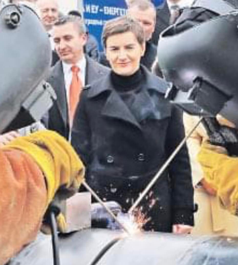 Bog - Varioci sa maskama, slabici. Vidi Chaleta kako gleda i ne trepce ...