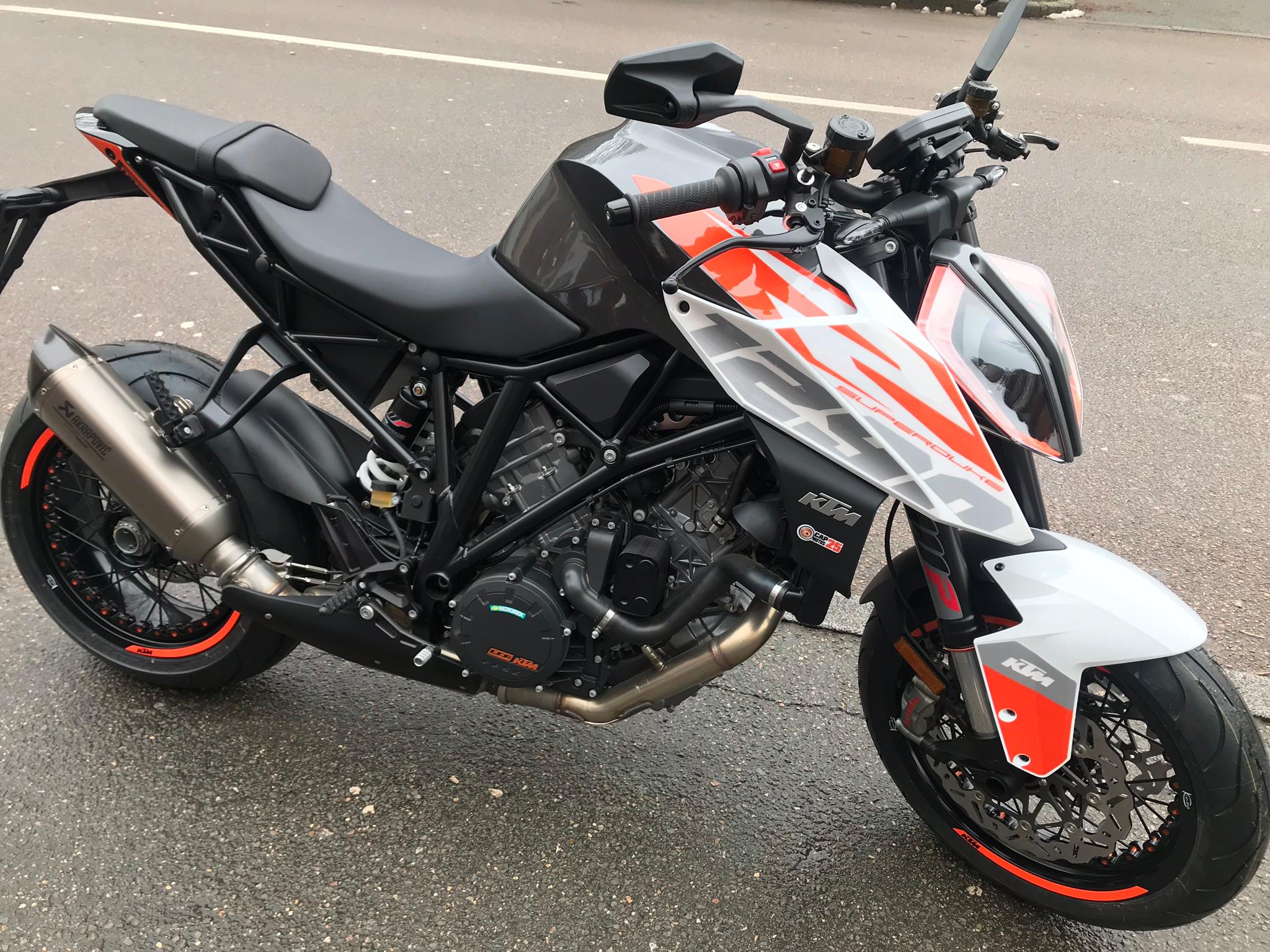 Serie Limitee Sur 1290 Superduke R 18 Cap Motos 25 Ktm Facebook