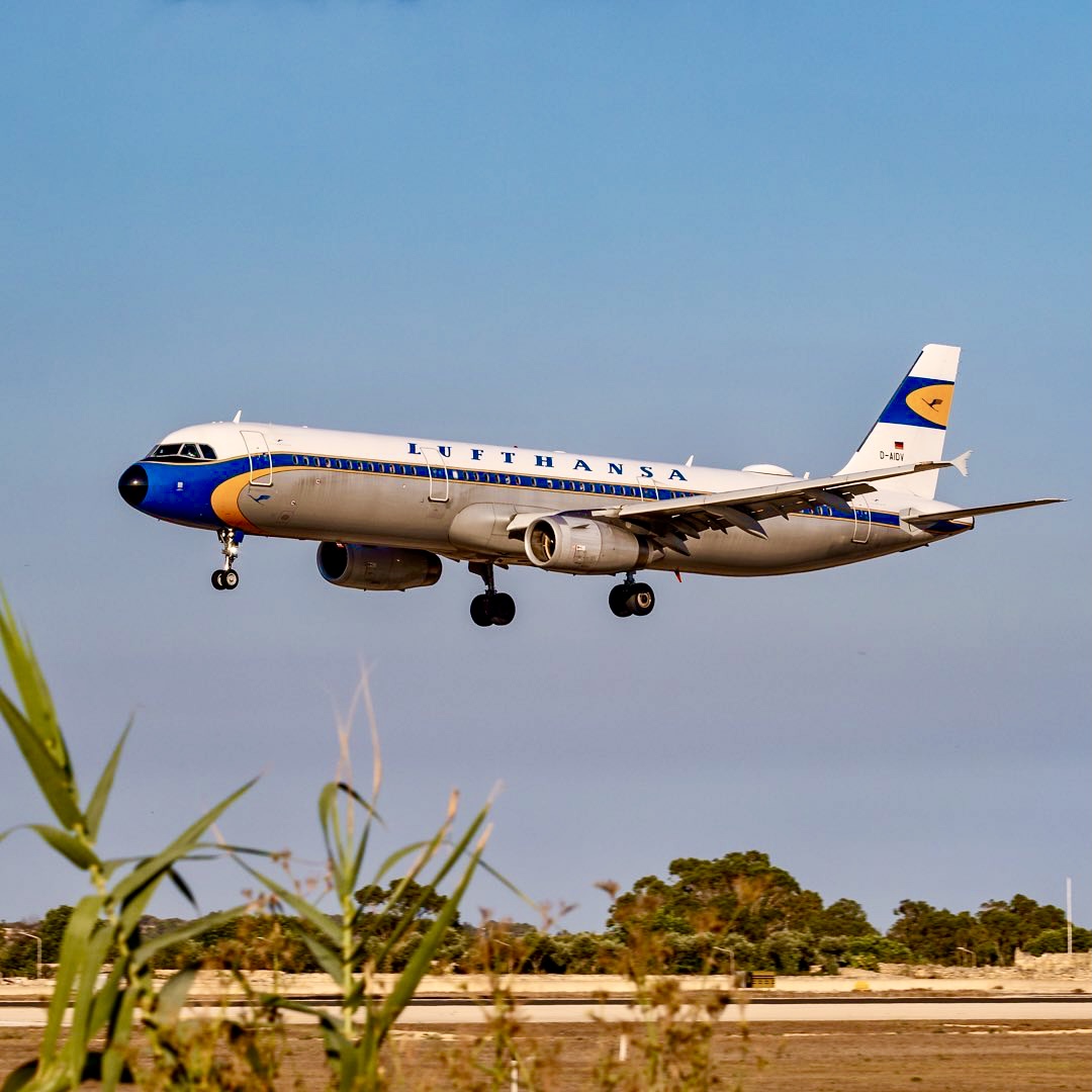 Any retro aircraft livery fans here? Thank you Andrea Rizzo for