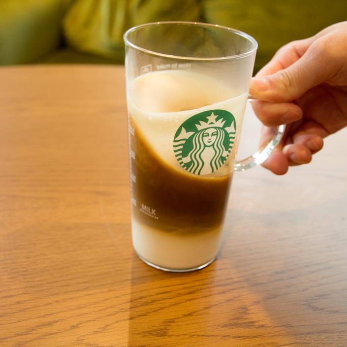 スターバックス コーヒー ジャパン Starbucks ほっとあたたまるカフェオレをご自宅で楽しみませんか スターバックス オリガミ とミルクフォーマー カップを使うとミルクとコーヒーの2層が美しいカフェオレが簡単に 公式ブログでご紹介します Http Sbux Jp 1ge6kyh