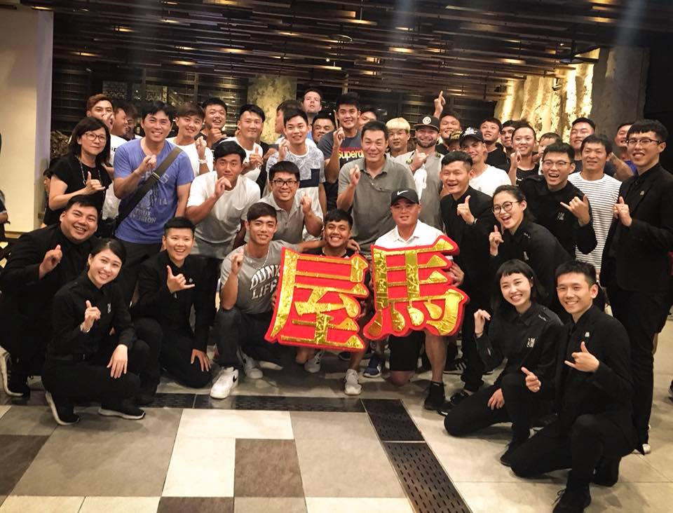 屋馬燒肉 - 哇～～！ 這不是中華職棒富邦悍將全部球員嗎？ 都蒞臨屋馬國安店用餐 而且下禮拜更是郭泓志生日 全場大家一起大唱生日快樂歌 慶祝郭 ...