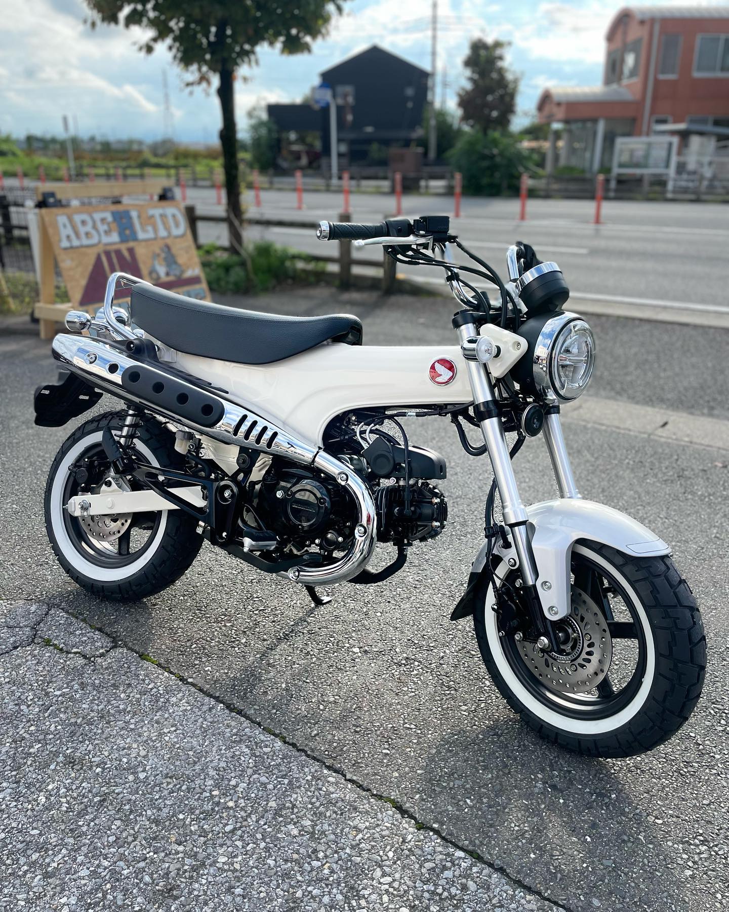 DAX125ホワイト作成中。 花柄シート&フレームデカール到着待ちの状態