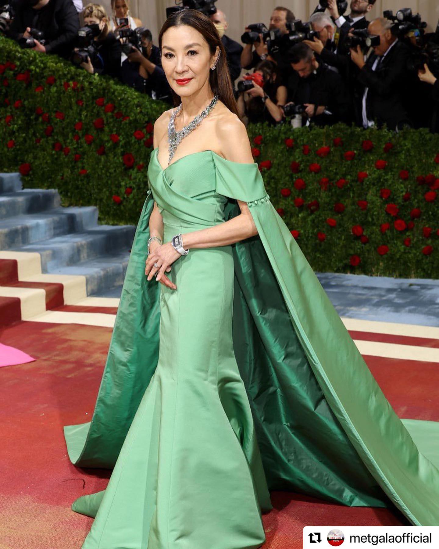 met gala 2022 green dress 💚💚💚💚 @prabalgurung #Repost @metgalaofficial ・・・ @michelleyeoh_official at the 📸 : Getty images GL-06.16.26