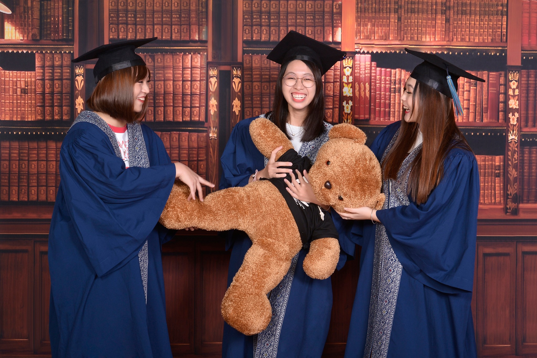 Congratulations to Unimas fresh... - Standard Photo Station