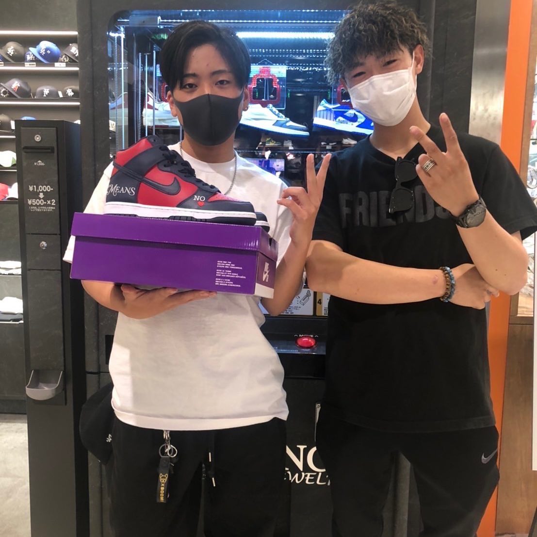 Avalanche Gold Jewelry バガーチ アヴァランチ名古屋パルコ店に設置しているスニーカーufoキャッチャーにて 見事 スニーカーを獲得された方がいます Supreme Nike Dunk Hiを獲得されました おめでとうございます アヴァランチ Avalanche Avagj
