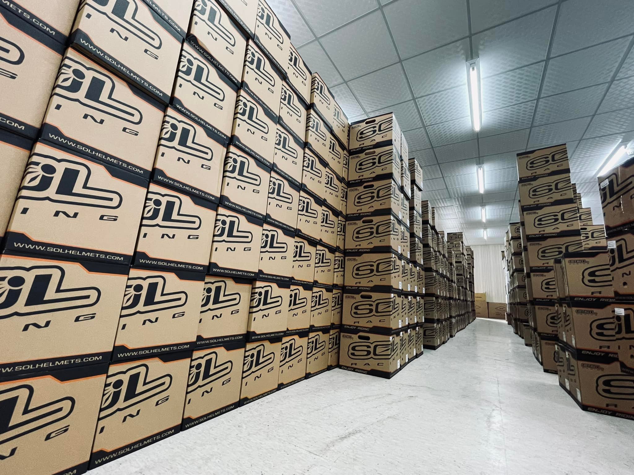 安信騎士 - 很多消費者為什麼指定要來安信買SOL安全帽 我們不見得最便宜，但我們的貨最足...