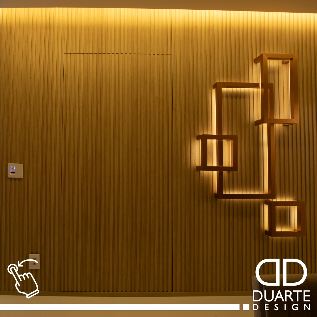 Painel ripado com porta... - Duarte Design Mobiliário