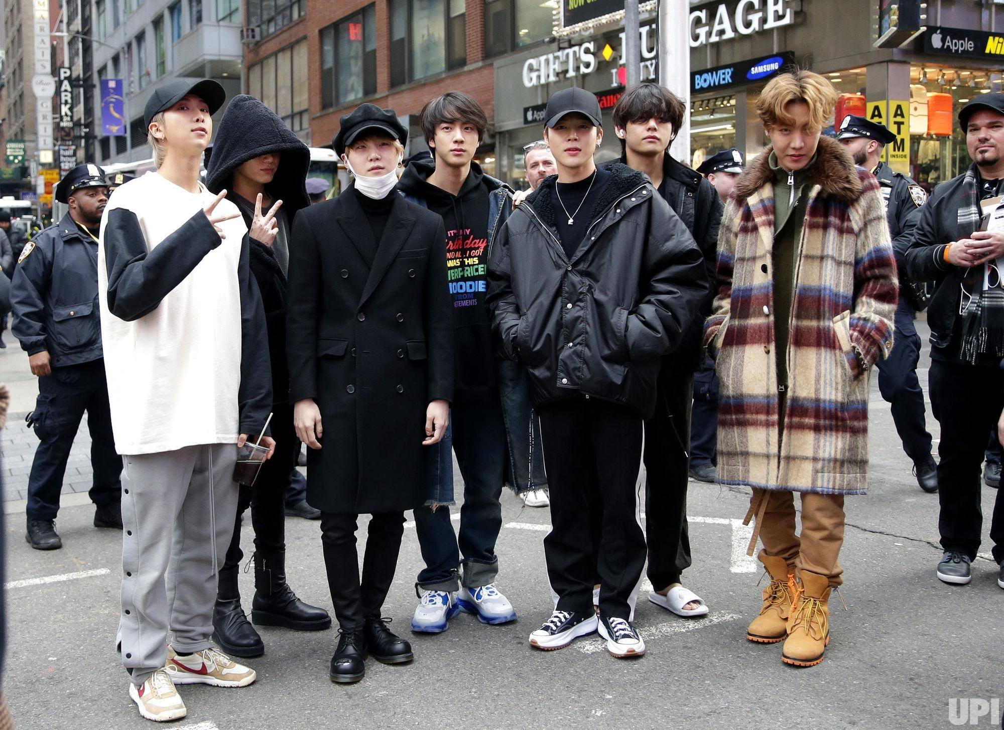 200101 | BTS Suga at New York Times Square cr: dream in spring