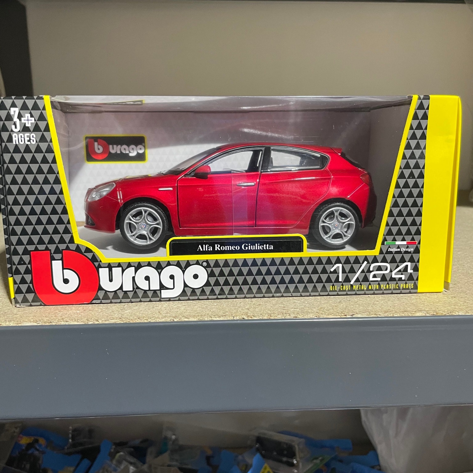 ミニカー Bburago Giulietta Alfa Romeo 1/24