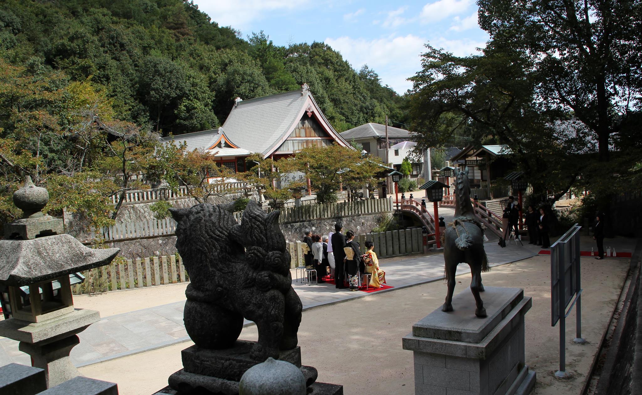 大頭神社 お早う御座います 神無月三日 昨日は 神宮式年遷宮 内宮の 遷御の儀 滞りなく斎行されまして 誠に御目出度う御座います 五日 は 外宮です 本日も良い日になりますようにお祈り致します 写真は 昨日の結婚式の一コマです Facebook