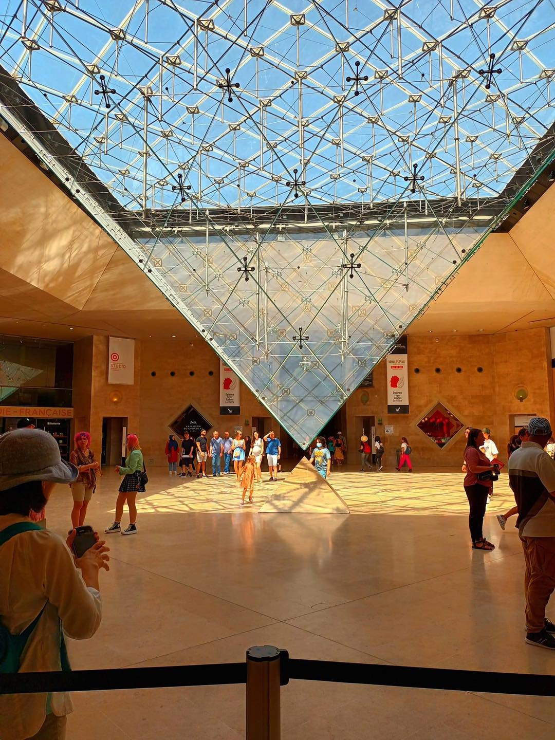 La piramide rovesciata del Louvre. - Il Corriere della Città | Facebook