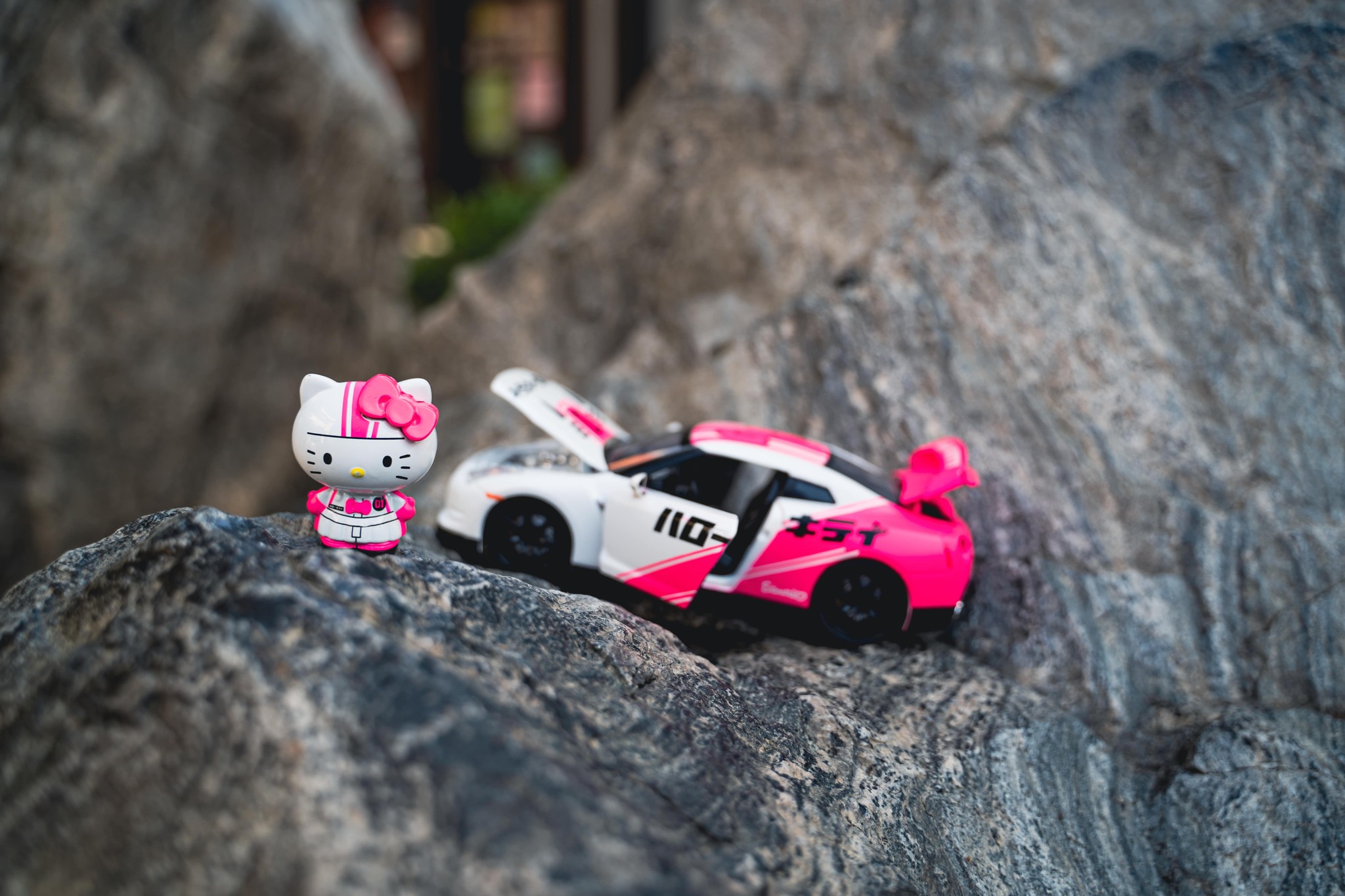 Hello Kitty 2002 Nissan Skyline GT-R 1:24 scale die-cast with