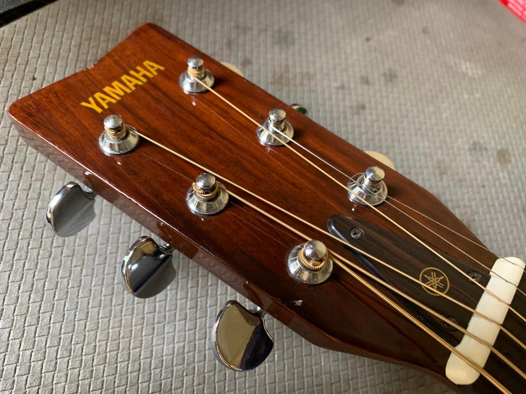 What are the details of the Yamaha FG-152B guitar?