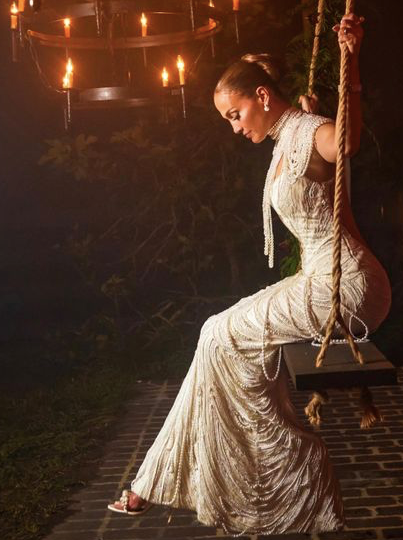 One month after her fairytale wedding, we finally have a first look at Jennifer Lawrence's wedding ring!