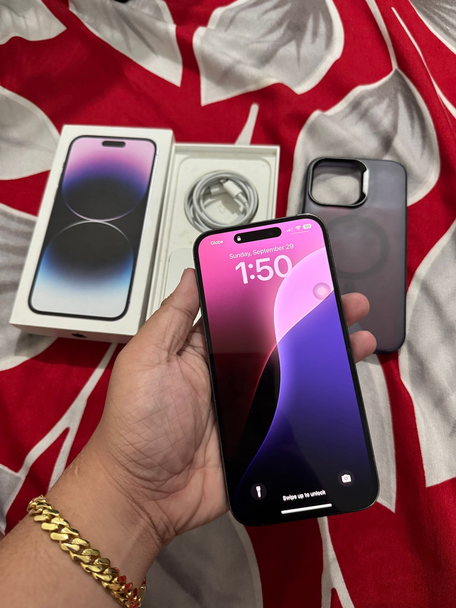 IPhone 14 Pro Max has a 256GB capacity. Deep Purple color. The 