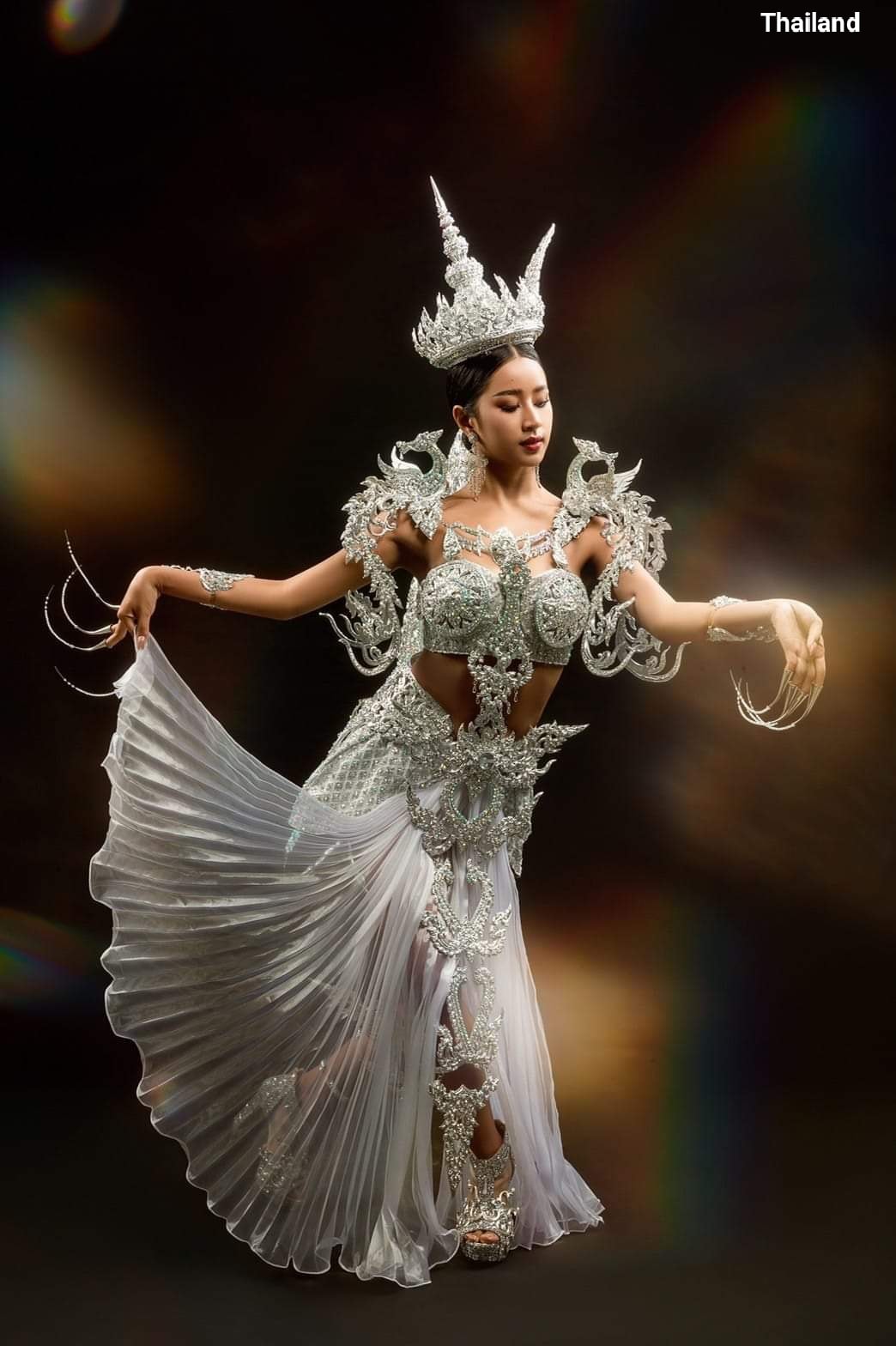 Thai - MANORA KINNAREE มโนราห์กินรี This is a provincial costume of ...