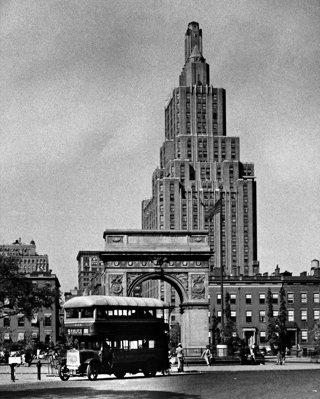 木村利三郎 手刷りWASHINGTON SQUARE FANTASTIC The Washington Square Arch in Greenwich Village